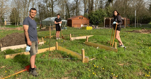 Jardin pédagogique-Lucas et étudiants