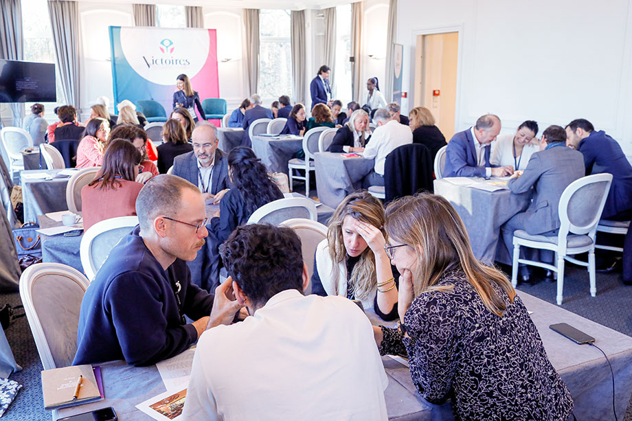 Groupes de personnes réunies dans une salle travaillant ensemble 