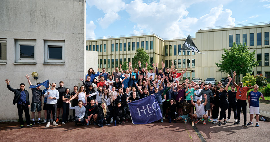 Grand groupe de personnes rassemblées à l'extérieur d'un bâtiment d'entreprise