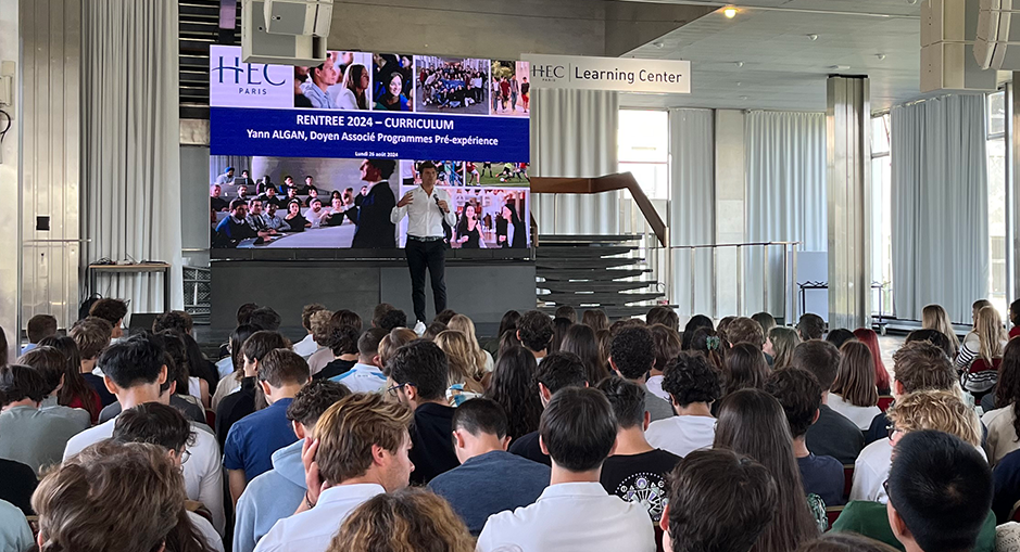 Présentation de Yann Algan, Doyen Associé des Programmes Pré-expérience, devant les étudiants de la grande école - Master in Management lors de la rentrée 2024 - HEC Paris