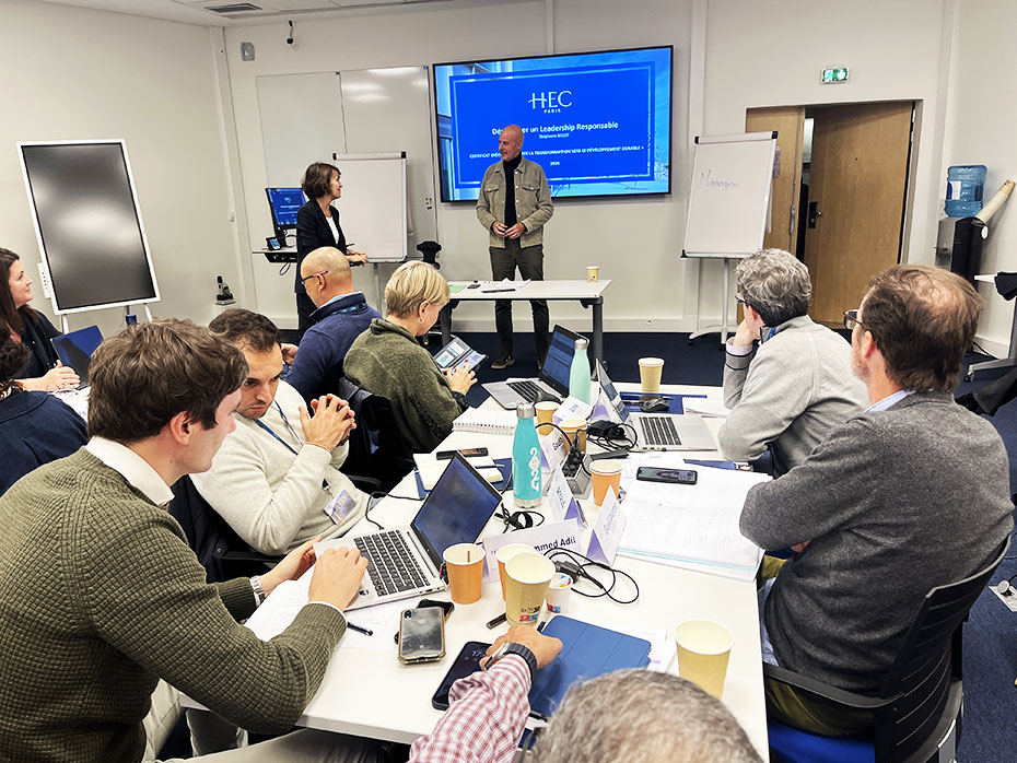 groupe de personnes assistant à une présentation ou une session de formation dans une salle de réunion professionnelle