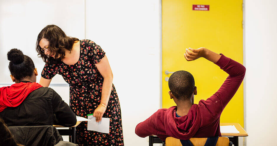 Professeur en collège accompagnée par l'association "Le Choix de l'école" (© Salomé Suarez-Detoeuf)