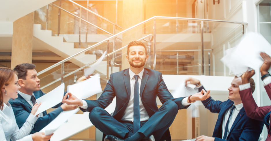 homme assis en tailleur position zen