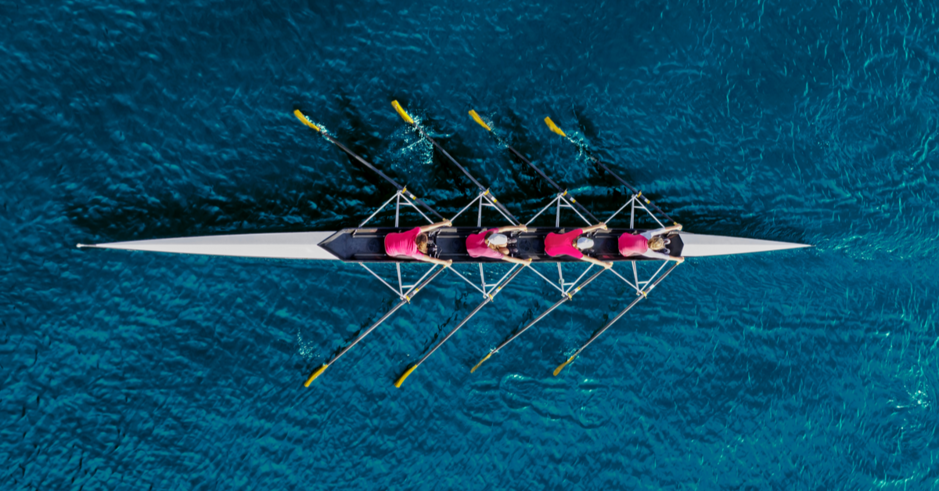 Quatres personnes faisant de l'aviron