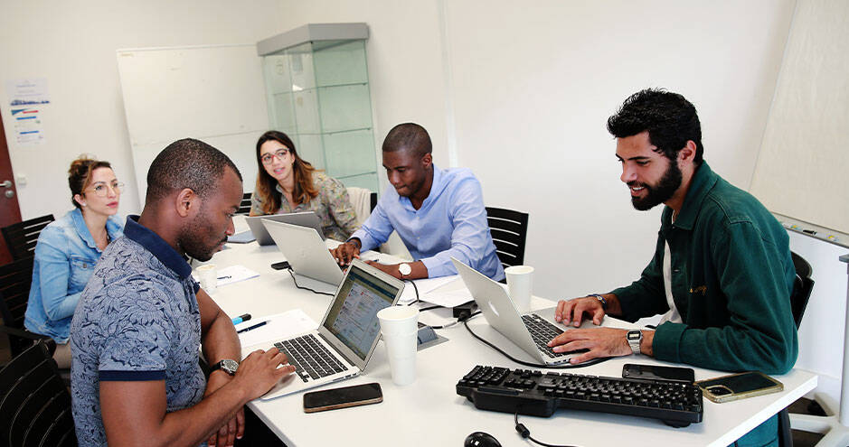 Groupe de personnes travaillant ensemble dans un espace de bureau