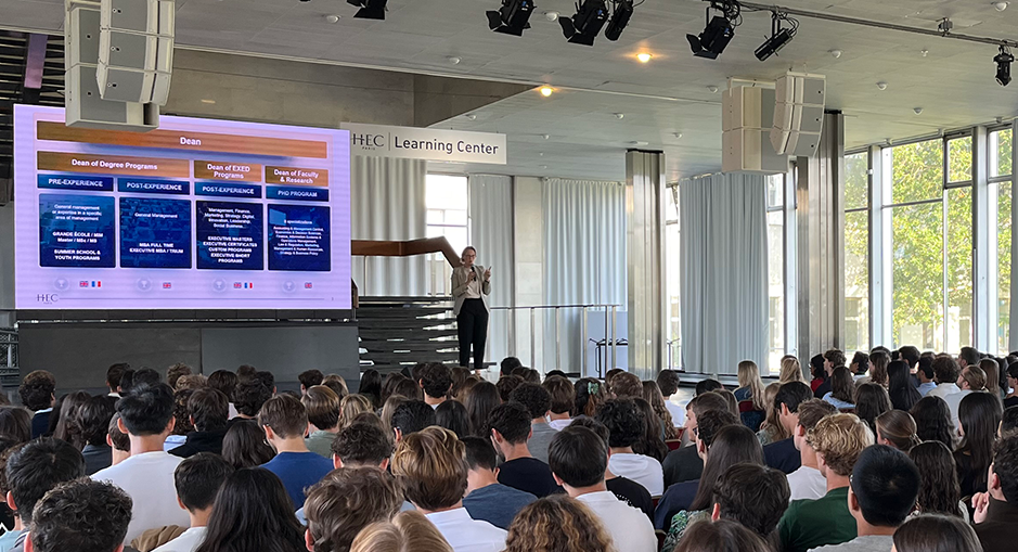 Conférence de rentrée HEC 2024, Kristine de Valk, Doyenne des programmes diplômants d’HEC Paris, devant les étudiants de la Grande école - Mastet in Management - c HEC Paris 