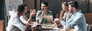 Groupe de personnes travaillant autour d'une table